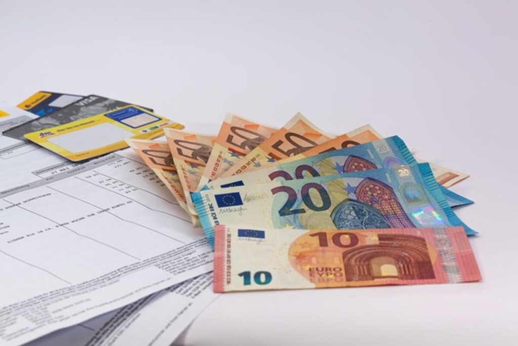 money 1439125 640